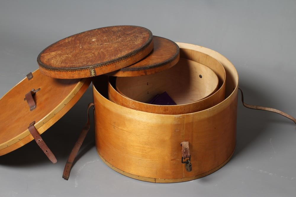A LARGE LUTERMA RUSSIAN BIRCH PLYWOOD HAT BOX Image