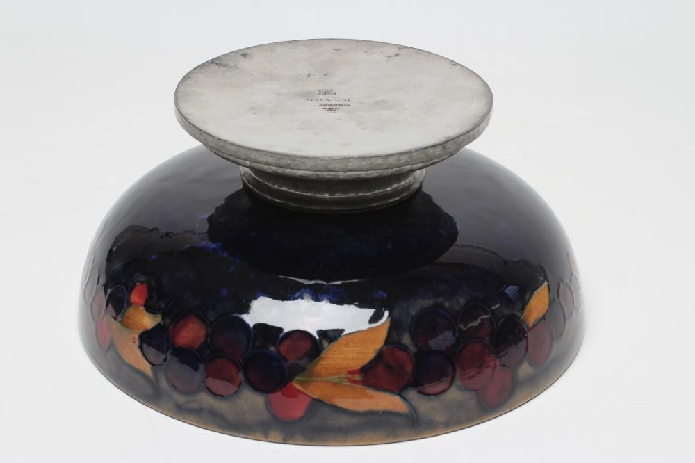 A MOORCROFT POTTERY BOWL Image