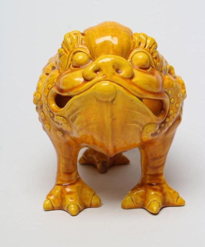 A LARGE BURMANTOFTS POTTERY TOAD SPOON WARMER Image