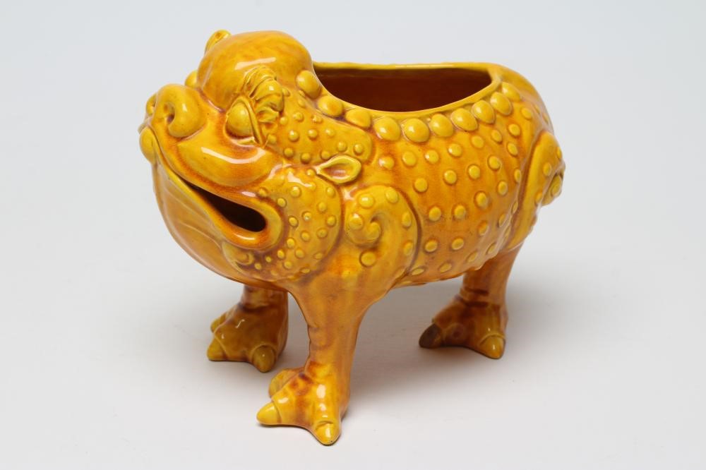A LARGE BURMANTOFTS POTTERY TOAD SPOON WARMER Image