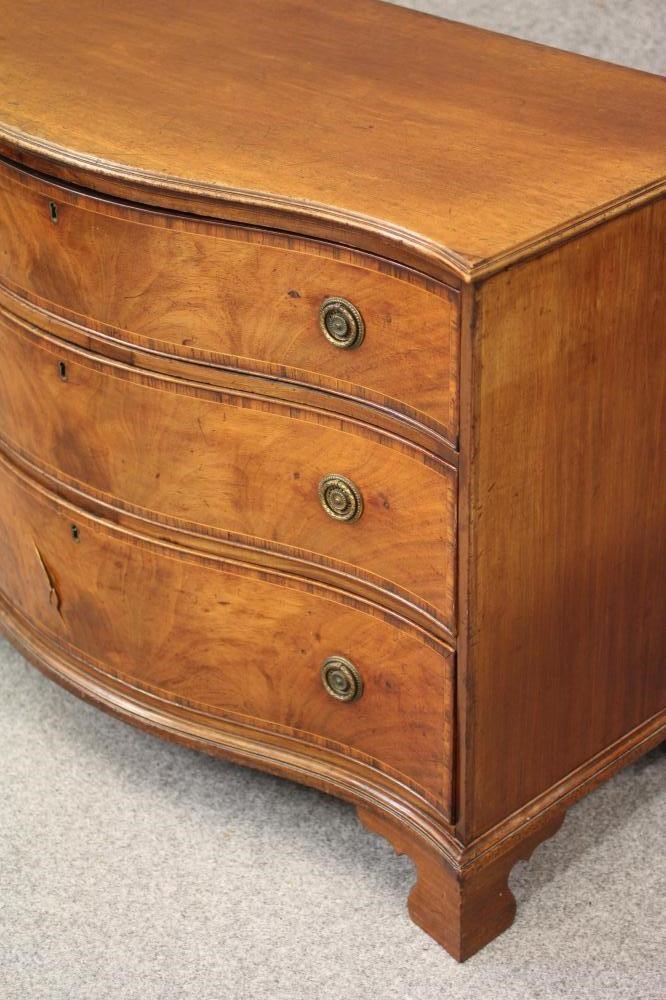 A GEORGIAN MAHOGANY CHEST Image