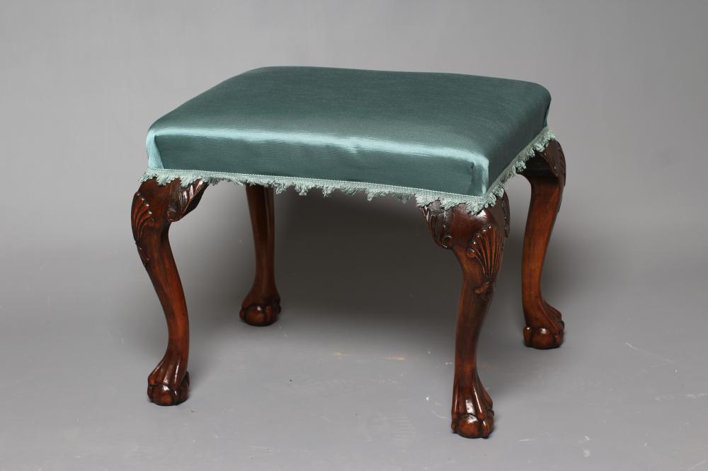 A GEORGIAN DESIGNED BEECH DRESSING STOOL Image