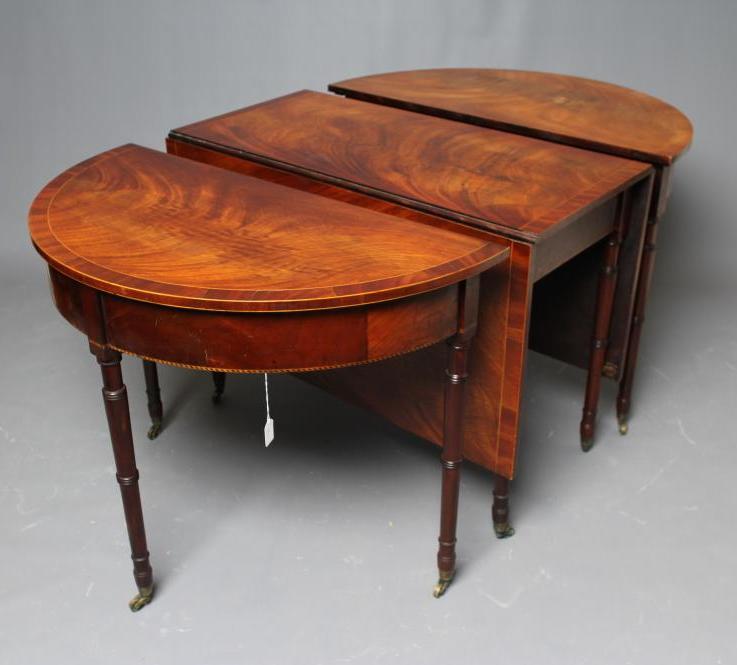 A REGENCY STYLE MAHOGANY EXTENDING DINING TABLE Image