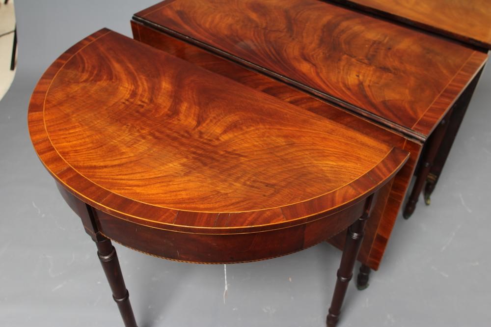 A REGENCY STYLE MAHOGANY EXTENDING DINING TABLE Image