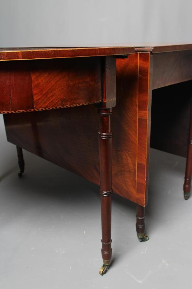 A REGENCY STYLE MAHOGANY EXTENDING DINING TABLE Image