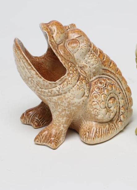 A BURMANTOFTS SALTGLAZE STONEWARE TOAD SPOON WARMER Image