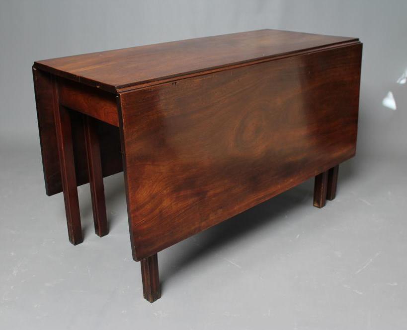 A GEORGIAN MAHOGANY DROP LEAF DINING TABLE Image