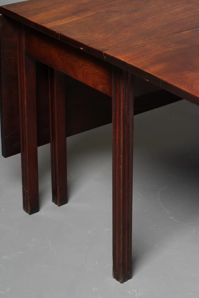 A GEORGIAN MAHOGANY DROP LEAF DINING TABLE Image