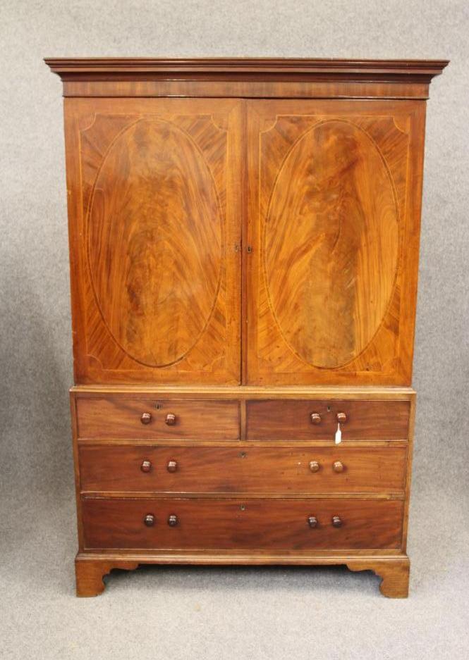 A GEORGIAN MAHOGANY LINEN PRESS Image