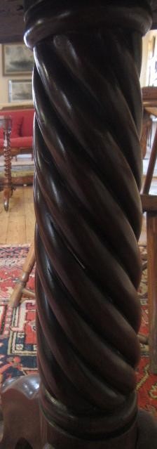 A GEORGIAN MAHOGANY TRIPOD TABLE Image