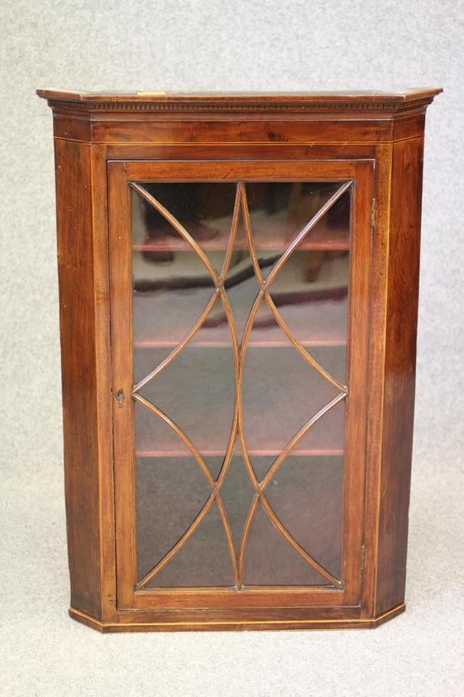 A GEORGIAN MAHOGANY CORNER CUPBOARD Image