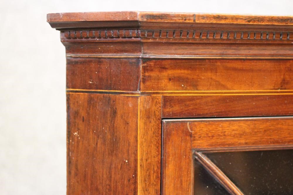A GEORGIAN MAHOGANY CORNER CUPBOARD Image