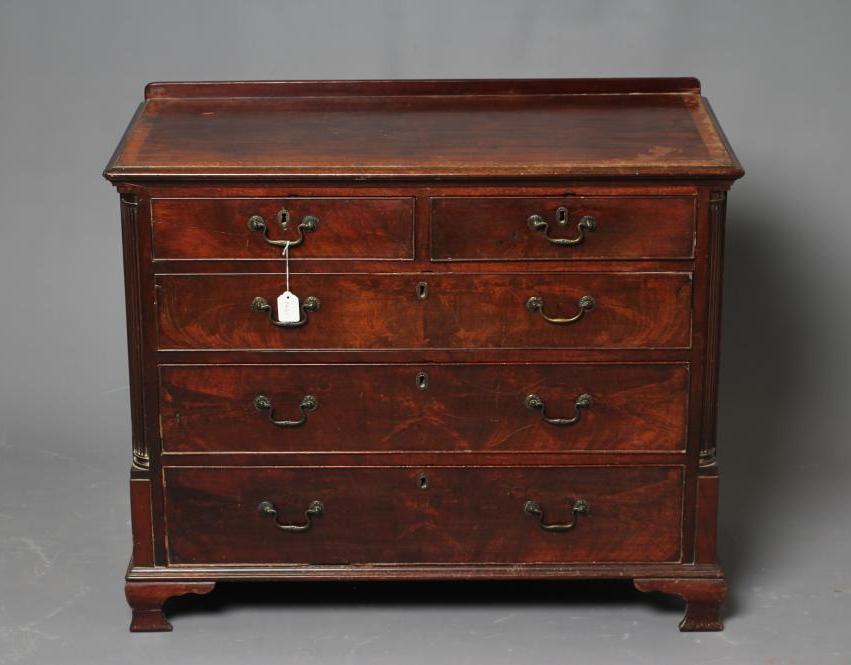 A GEORGIAN MAHOGANY CHEST Image