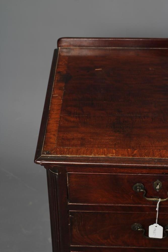 A GEORGIAN MAHOGANY CHEST Image