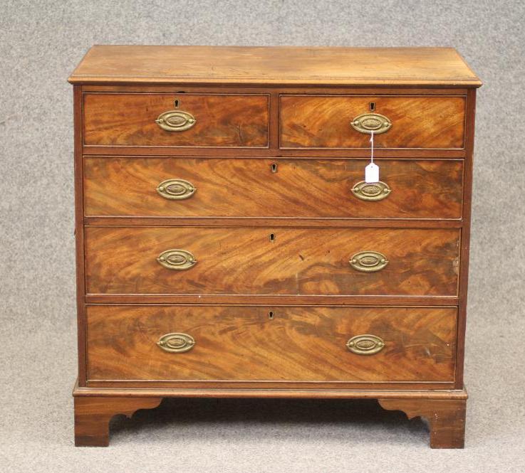 A GEORGIAN MAHOGANY CHEST Image