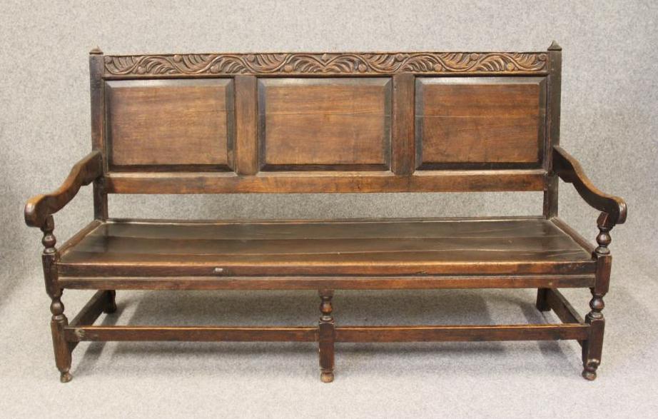 A GEORGIAN OAK SETTLE Image