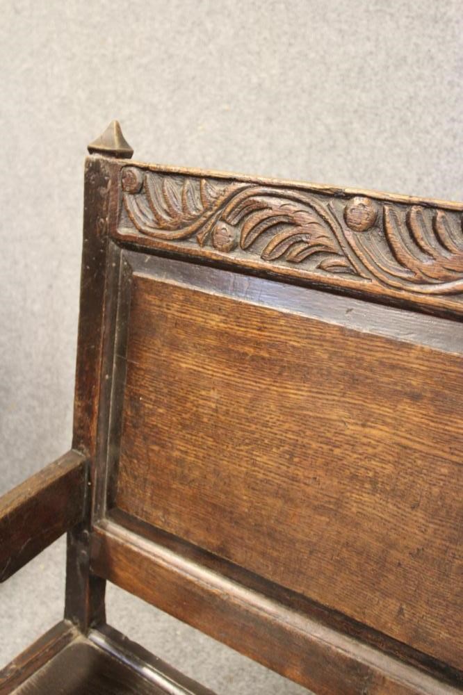 A GEORGIAN OAK SETTLE Image