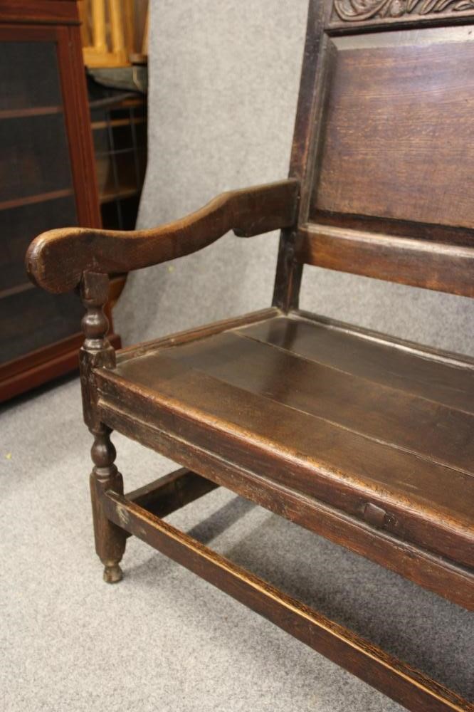 A GEORGIAN OAK SETTLE Image