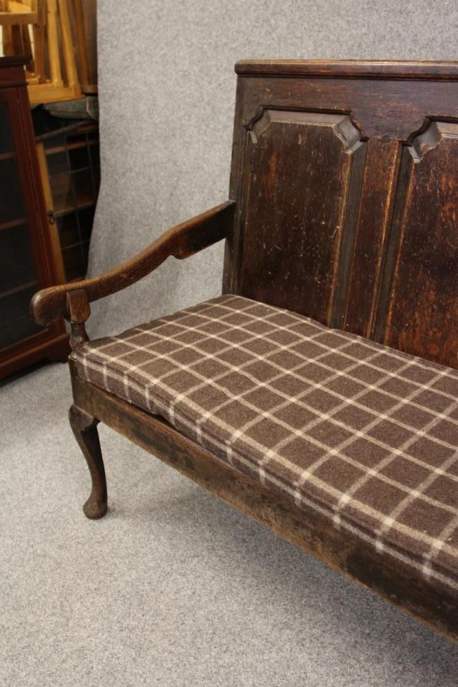 A GEORGIAN OAK SETTLE Image