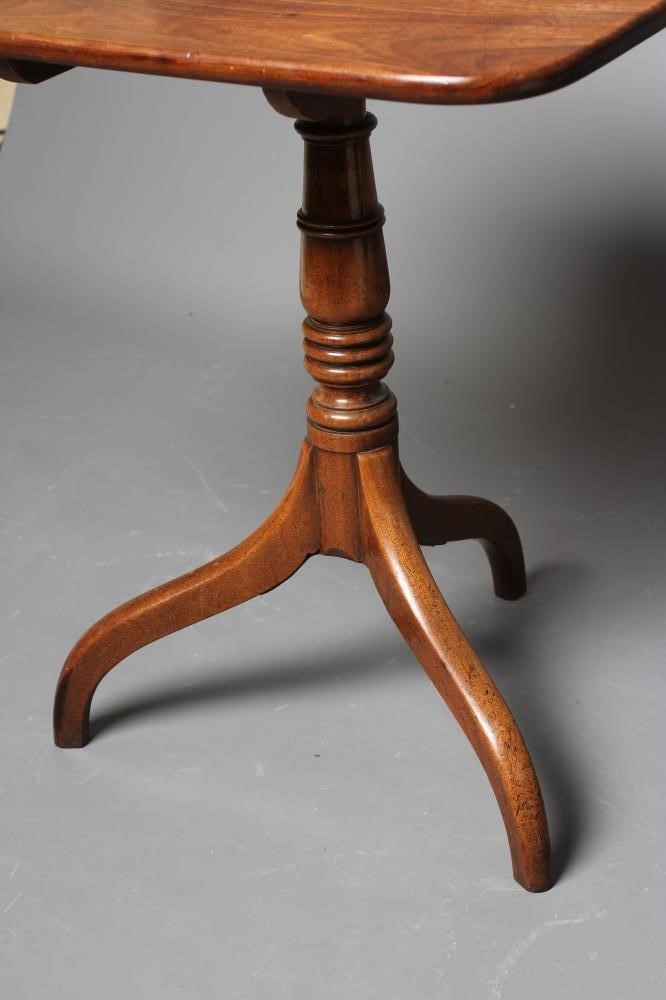 A GEORGIAN MAHOGANY TRIPOD TABLE Image
