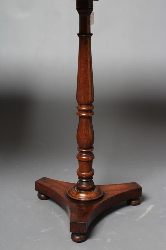 A GEORGIAN MAHOGANY TRIPOD TABLE Image