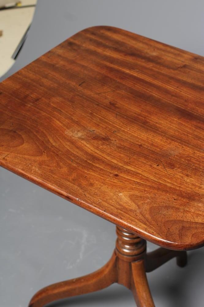 A GEORGIAN MAHOGANY TRIPOD TABLE Image