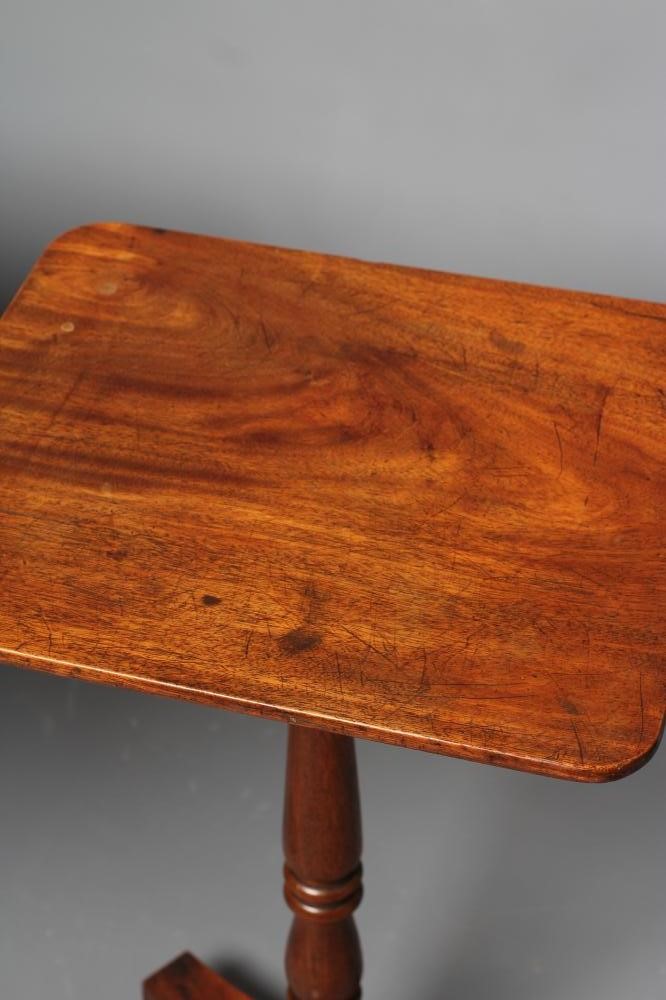 A GEORGIAN MAHOGANY TRIPOD TABLE Image