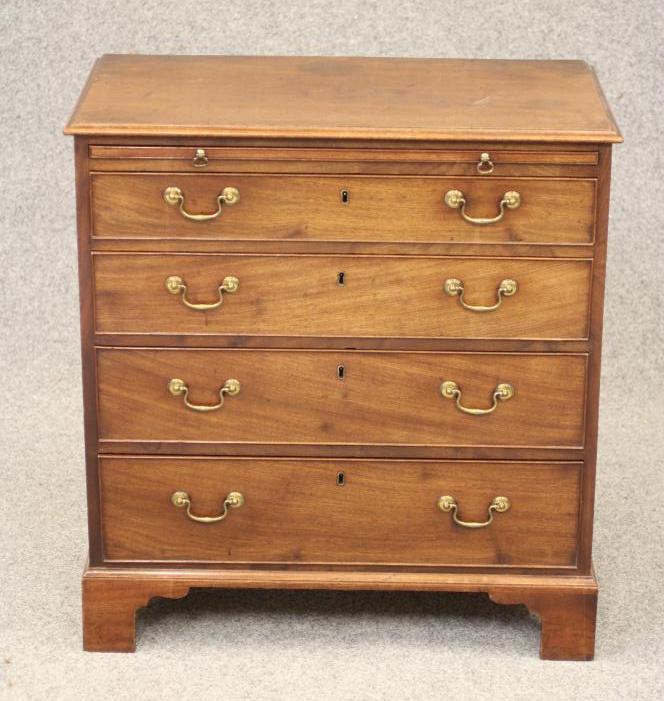 A SMALL GEORGIAN MAHOGANY CHEST Image