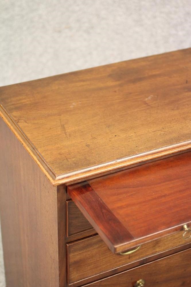 A SMALL GEORGIAN MAHOGANY CHEST Image
