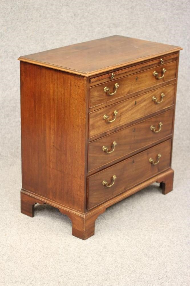 A SMALL GEORGIAN MAHOGANY CHEST Image
