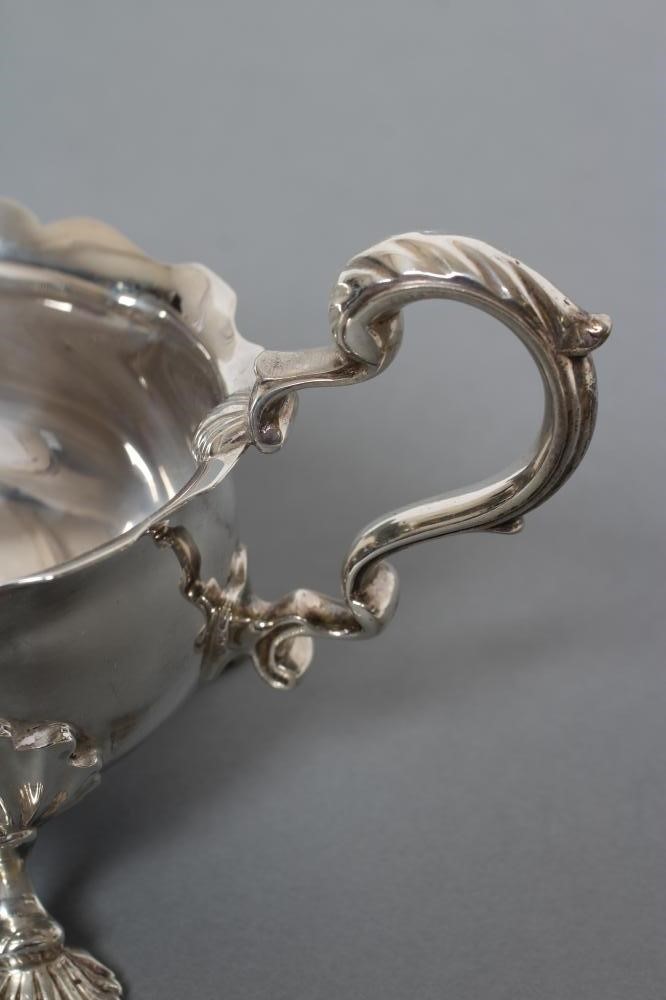 A LARGE SAUCEBOAT Image