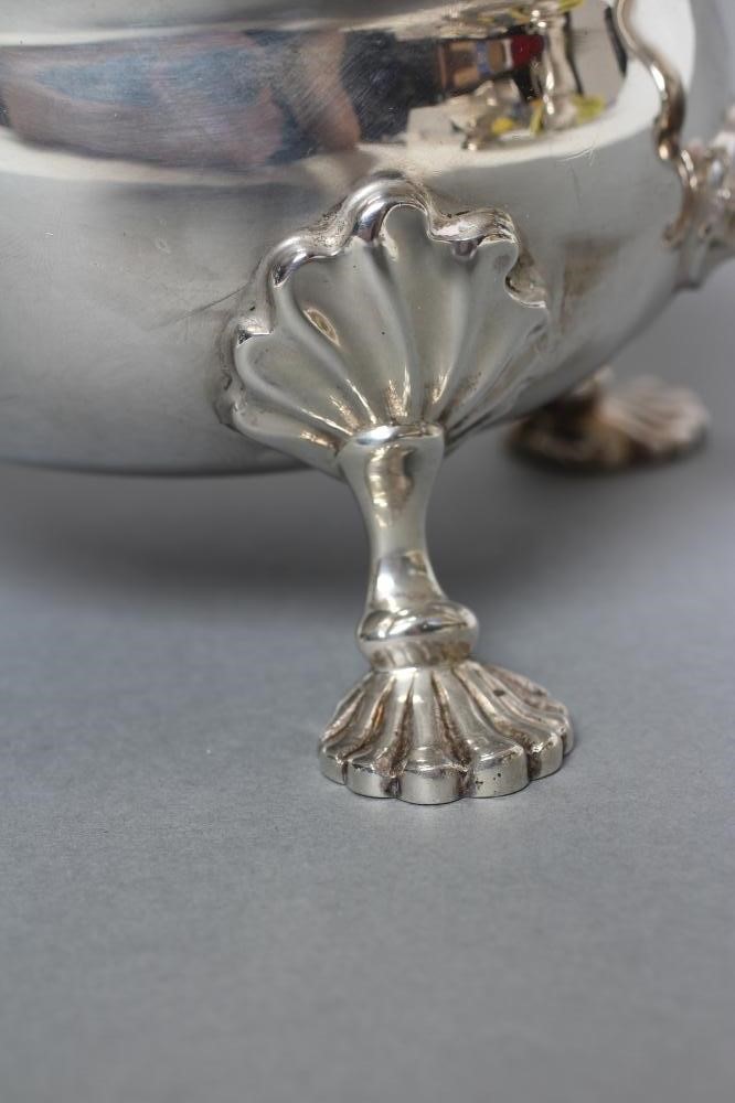 A LARGE SAUCEBOAT Image