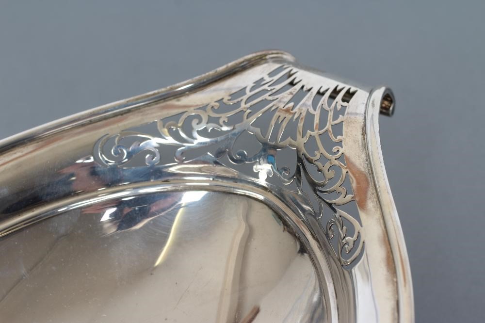 A LOW PEDESTAL OVAL DISH Image