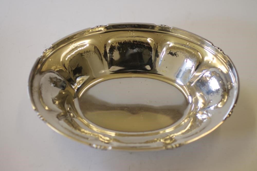 A SILVER DESSERT DISH Image