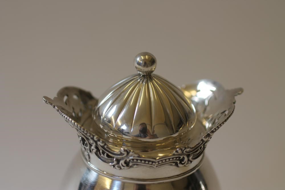 A SILVER TEA CANISTER AND COVER Image