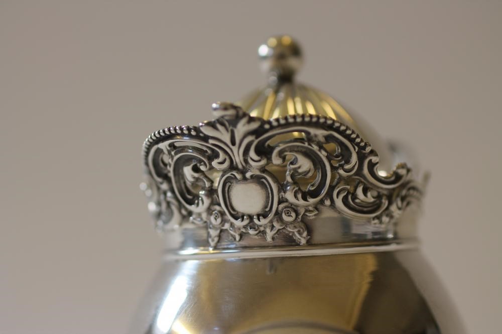 A SILVER TEA CANISTER AND COVER Image