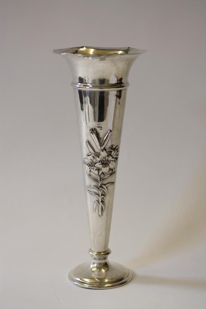 AN EDWARDIAN SILVER VASE Image