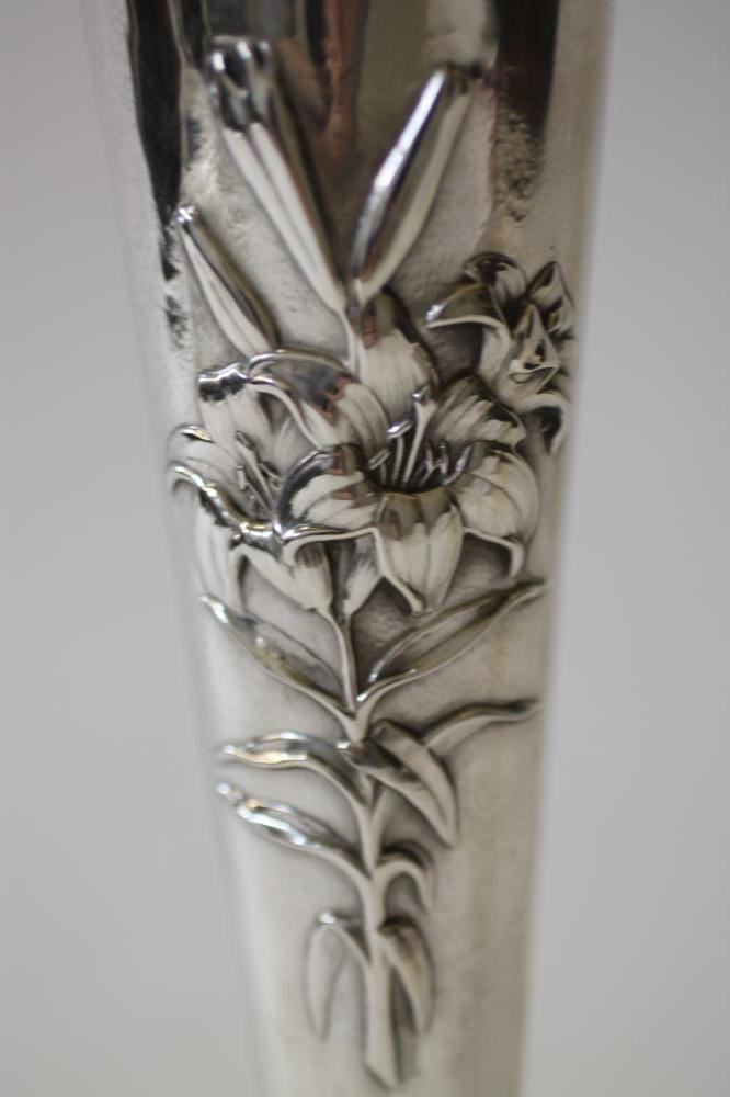 AN EDWARDIAN SILVER VASE Image