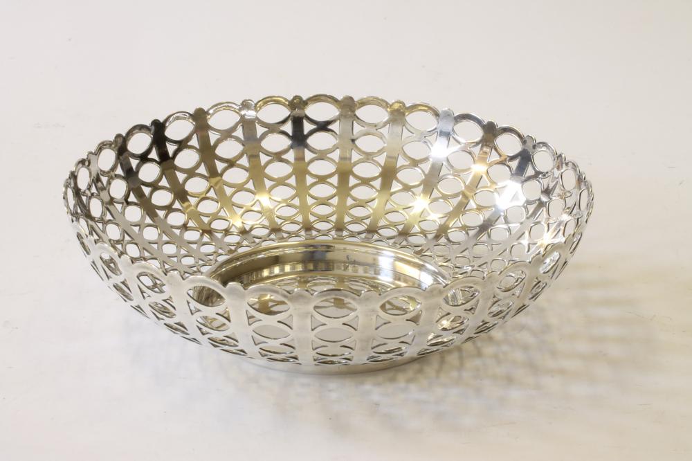 AN EDWARDIAN SILVER BASKET Image