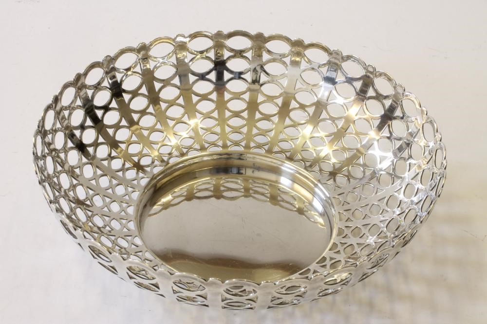AN EDWARDIAN SILVER BASKET Image