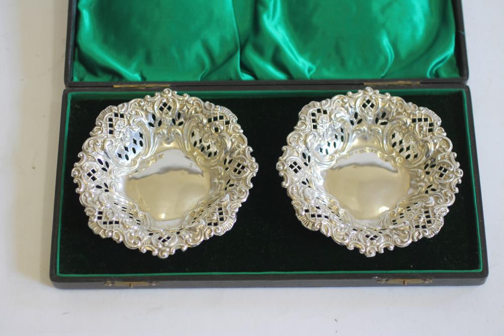 A PAIR OF EDWARDIAN SILVER BONBON DISHES Image