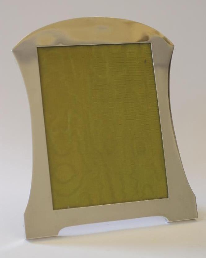 AN EDWARDIAN EASEL SILVER BACK PHOTOGRAPH FRAME Image