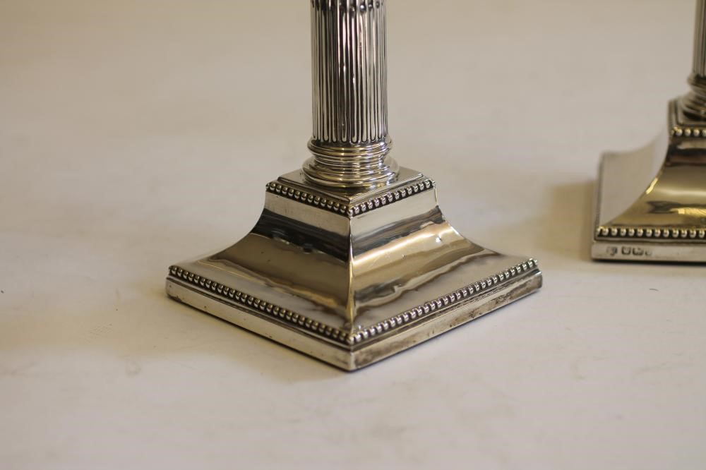 A PAIR OF EDWARDIAN SILVER CANDLESTICKS Image