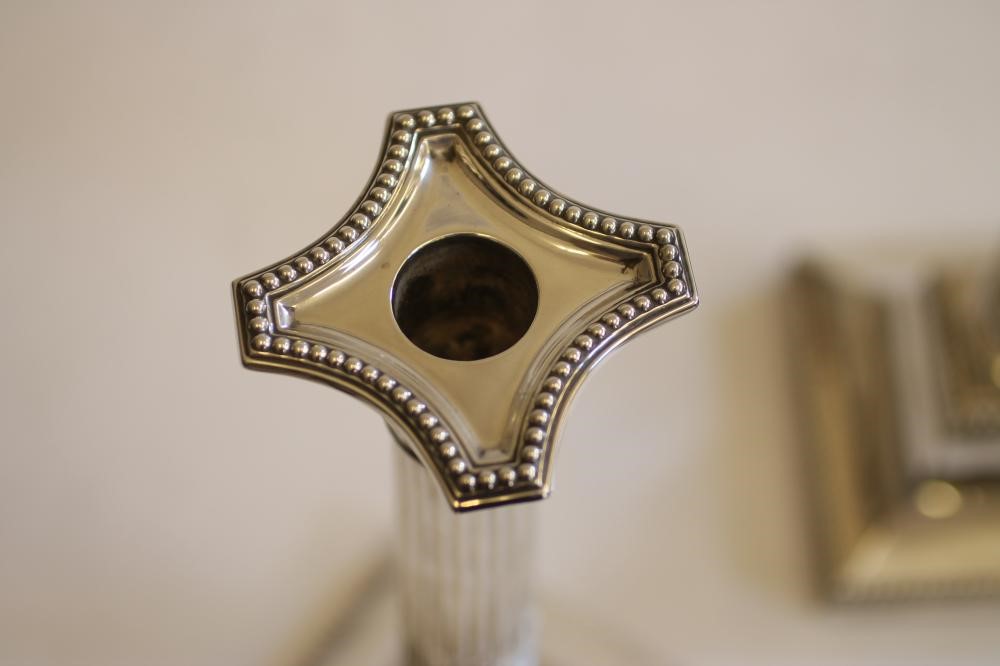 A PAIR OF EDWARDIAN SILVER CANDLESTICKS Image