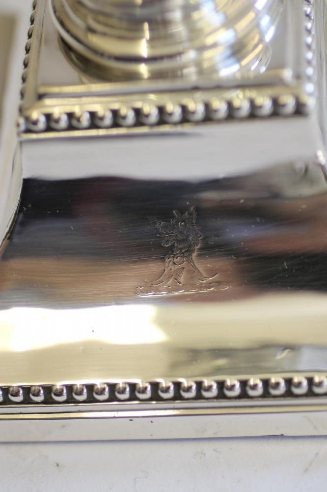 A PAIR OF EDWARDIAN SILVER CANDLESTICKS Image