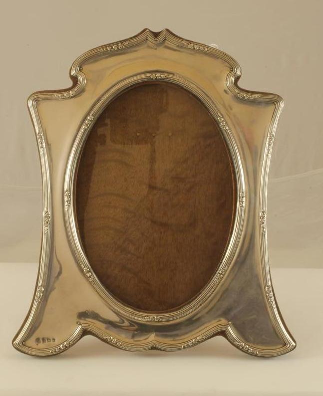 AN EDWARDIAN EASEL BACK SILVER PHOTOGRAPH FRAME Image