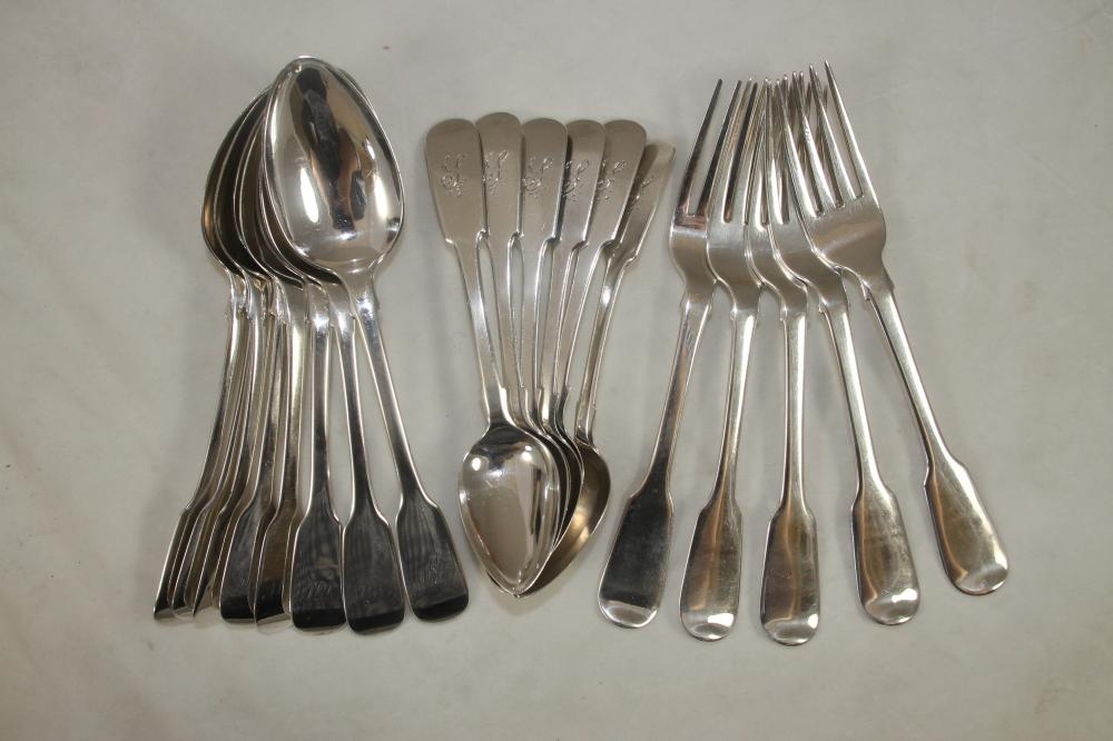 A SET OF EIGHT EARLY VICTORIAN SILVER DESSERT SPOONS Image