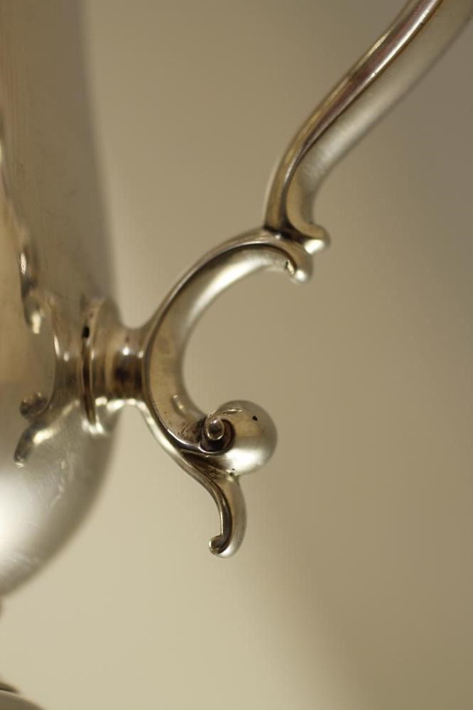 A GEORGE III SILVER MUG Image