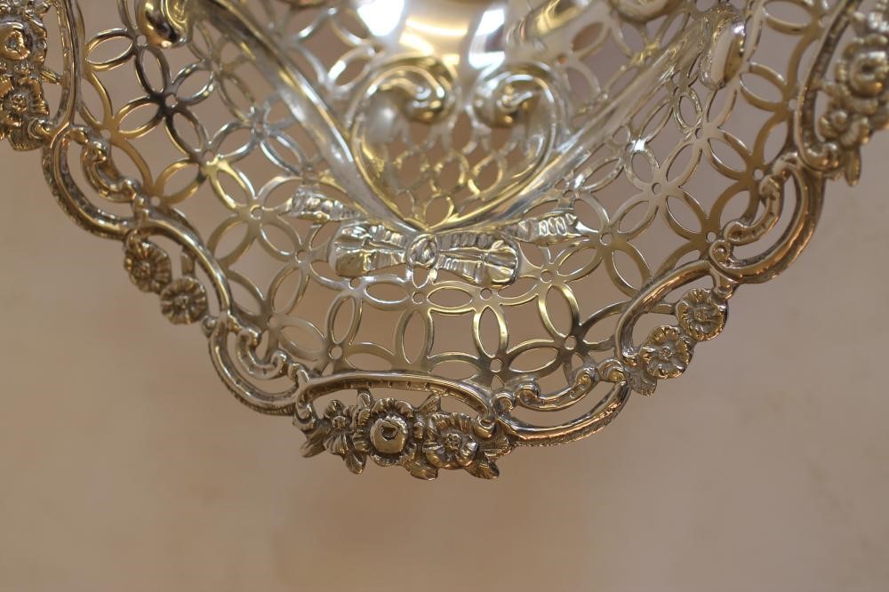 A LATE VICTORIAN SILVER DISH Image