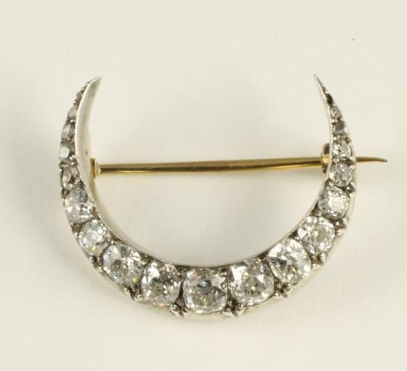A DIAMOND CRESCENT BROOCH Image